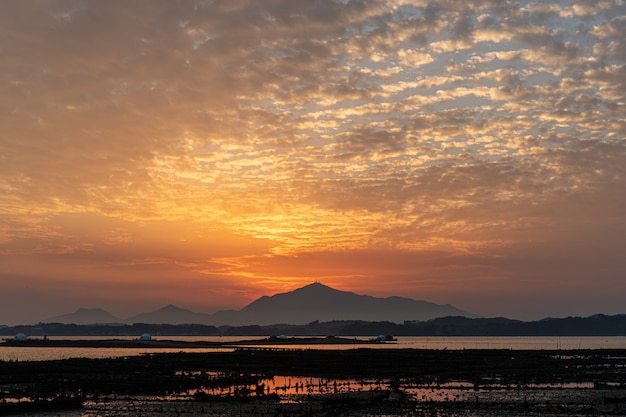 Photo paysage coucher de soleil avec les vasières et geumo-mountain en mer du sud, corée