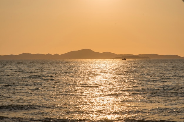 Paysage coucher de soleil de la vue sur la mer