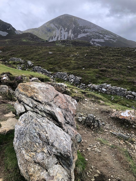 Paysage à couper le souffle avec Croagh Patrick 'the Reek', montagne pittoresque dans le comté de Mayo, Irlande.