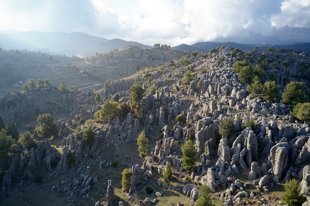 Paysage à couper le souffle de formations rocheuses et de montagnes. Vue panoramique aérienne des formations rocheuses d'Adam Kayalar.