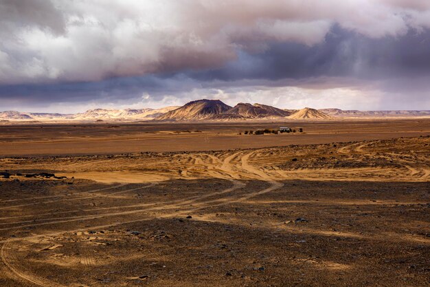 Photo paysage à couper le souffle avec une montagne dans le désert du sahara noir en egypte