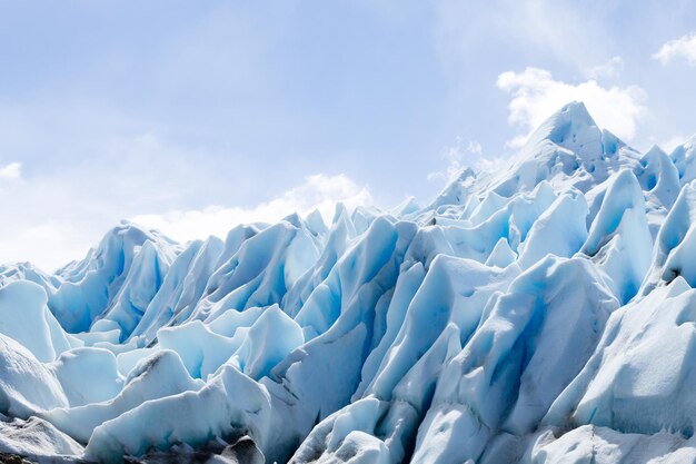 Photo paysage couvert de neige contre le ciel