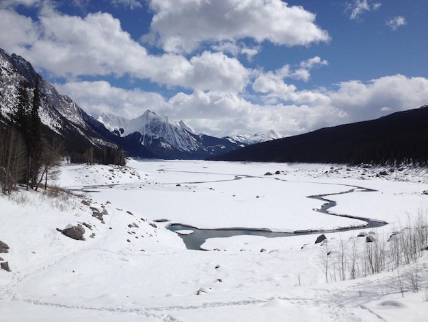 Paysage couvert de neige contre le ciel
