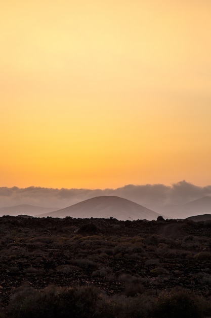 Paysage d'un cratère d'un volcan au coucher du soleil à Fuerteventura, îles Canaries, Espagne