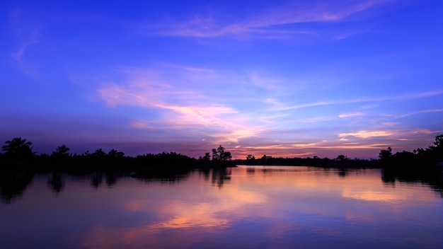 Paysage crépuscule rivière et ciel photo d&#39;art sombre