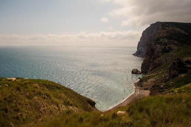 Paysage de Crimée. La vue depuis les hauteurs des montagnes jusqu'à la côte