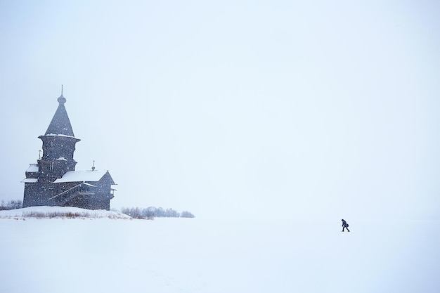 paysage dans l'église russe de kizhi vue d'hiver / chutes de neige de la saison d'hiver dans le paysage avec l'architecture de l'église