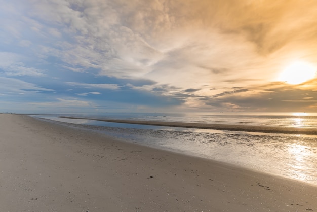 Paysage dans la matinée de la plage de Pranburi, district de Pranburi, Prachuap Khiri Khan, Thai