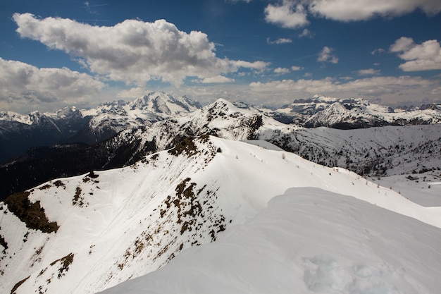 Paysage dans les montagnes des Alpes européennes en hiver