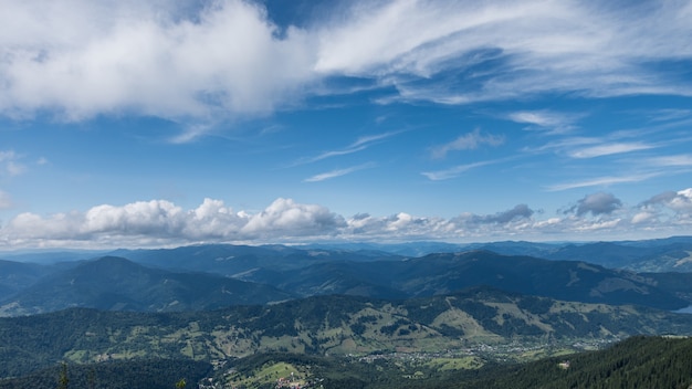 Paysage dans les montagnes de Ceahlau en Roumanie.