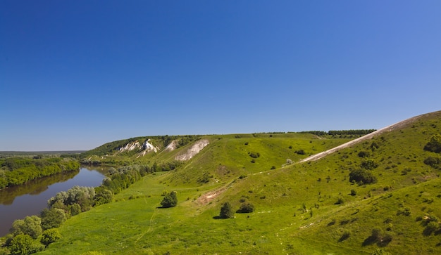 Paysage dans la vallée de la rivière Don en Russie centrale. Vue de dessus de la forêt côtière printanière, de la colline et de l'étang.