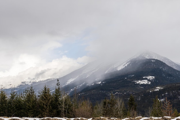 Paysage déprimé au début du printemps avec des montagnes et des nuages couverts