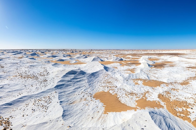 Paysage de désert blanc brillant avec un ciel bleu clair, Egypte