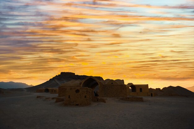 Photo un paysage désertique avec un coucher de soleil dans le ciel