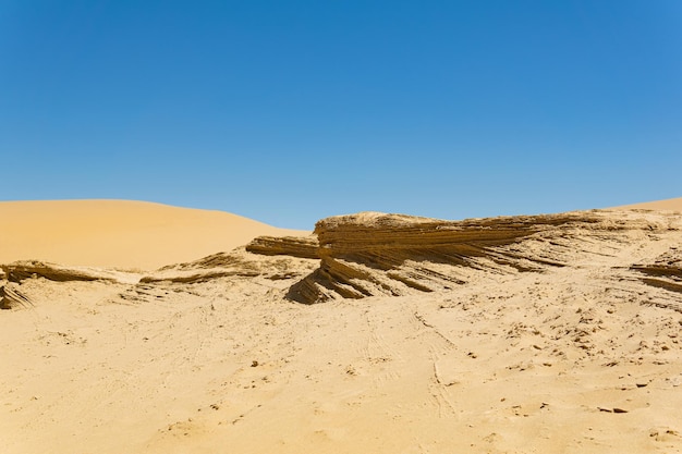 Paysage désertique dépôts en couches dans le désert de sable