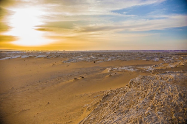 Paysage désertique en Egypte. Désert blanc en Egypte Farafra. Pierres blanches et sable jaune.