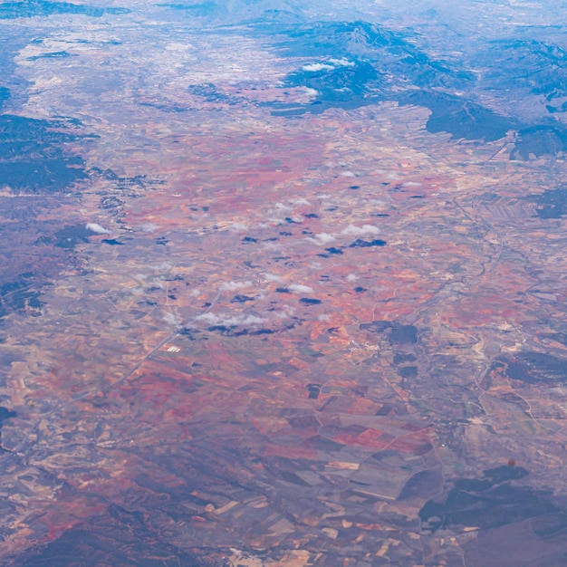 Un paysage désertique avec des montagnes en arrière-plan.