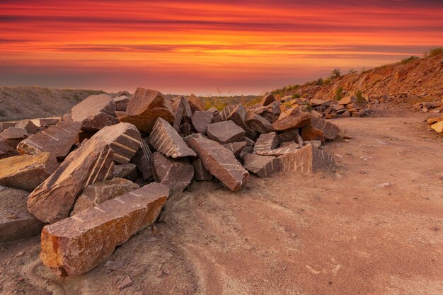 Un paysage désertique avec des rochers et d'énormes pierres au premier plan pris dans une carrière de granit en Ukraine