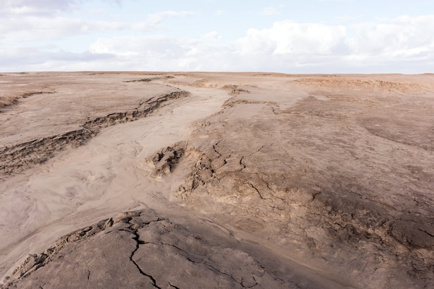 Paysage désertique avec traces d'érosion et lits de rivières asséchés