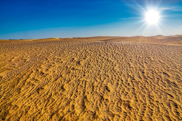 Paysage désertique tunisien avec fond de dunes de ciel bleu