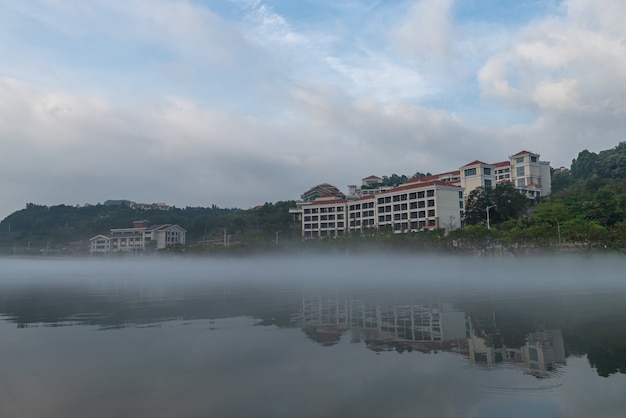 Le paysage des deux côtés de la rivière dans le brouillard du matin