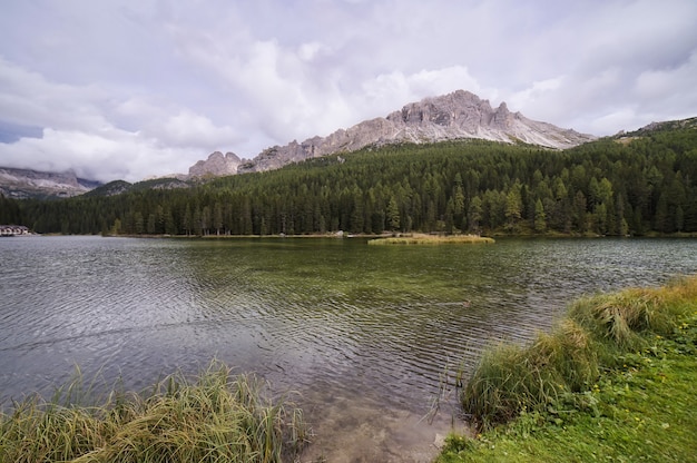 Paysage de dolomites, italie lac di braies .