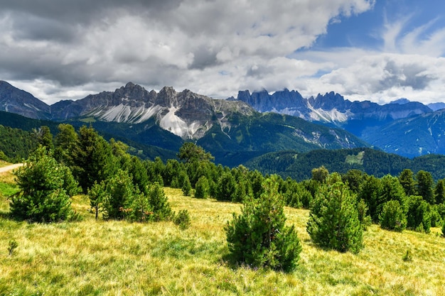 Paysage des Dolomites et vue sur les montagnes Aferer Geisler en Italie