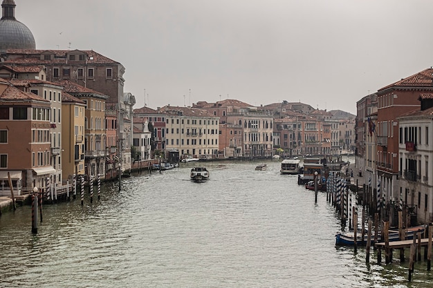 Paysage du Canal Grande à Venise en Italie pendant une journée nuageuse