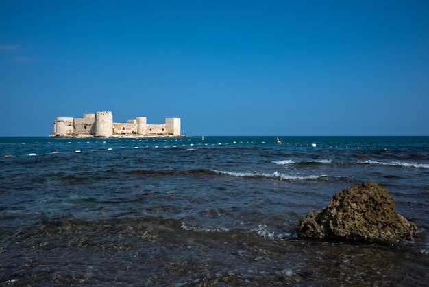 Paysage du château médiéval de Maidens dans l'eau