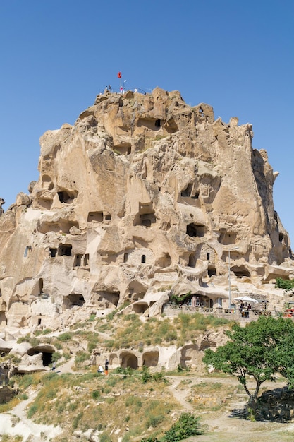 Paysage du château d'Uchisar construit dans la roche à travers des grottes et des passages