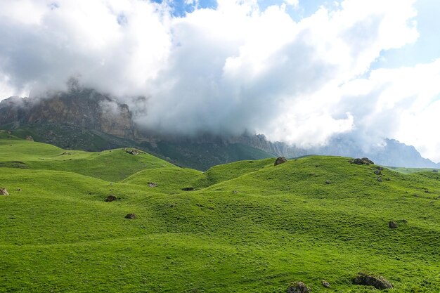 Le paysage du col vert Aktoprak dans le Caucase la route et les montagnes sous les nuages gris KabardinoBalkaria Russie