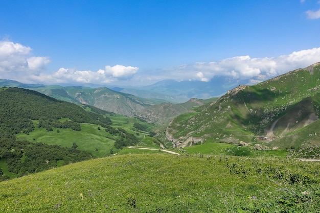 Le paysage du col vert d'Aktoprak sur la route du Caucase et les montagnes sous des nuages gris