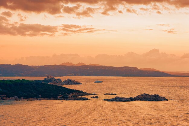 Paysage du complexe de luxe Baja Sardinia sur la Costa Smeralda au coucher du soleil le soir, île de Sardaigne en Italie en été. Province d'Olbie. En mer Méditerranée