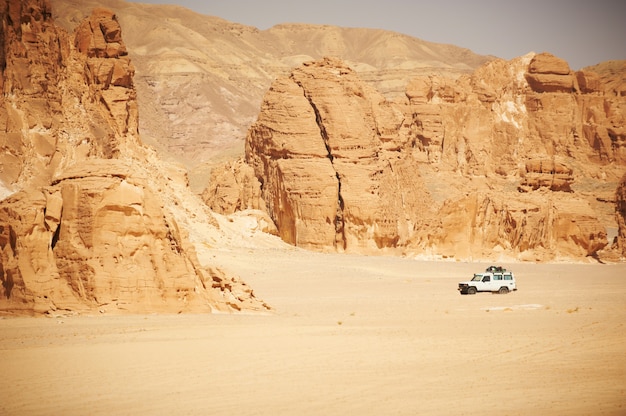 Paysage du désert du Sinaï avec rochers et jeep pour safari.