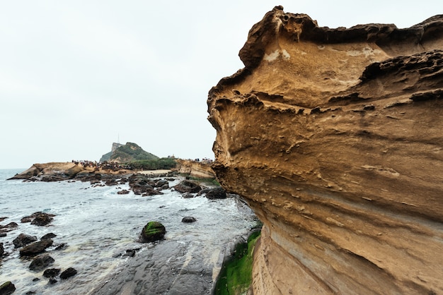 Paysage du géoparc de Yehliu, un cap sur la côte nord de Taiwan. Un paysage de nid d'abeilles et de rochers de champignons érodés par la mer. Gros plan sur la cape de roche.