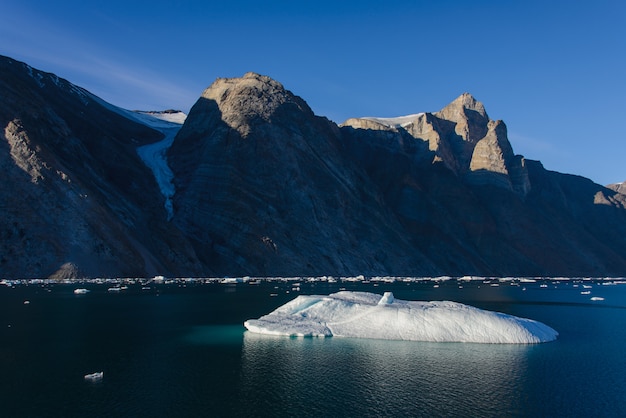 Paysage du Groenland avec de belles roches colorées et iceberg.