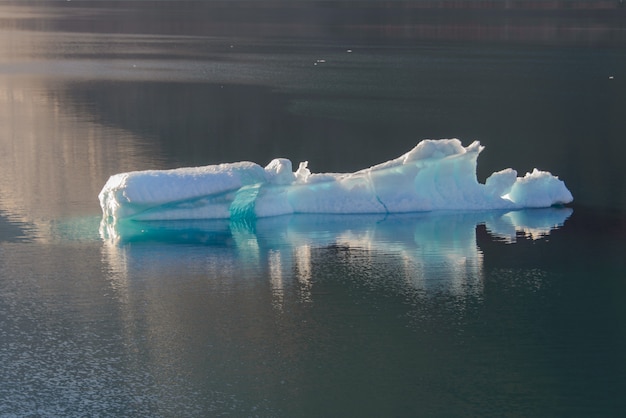 Paysage du Groenland avec de belles roches colorées et iceberg.