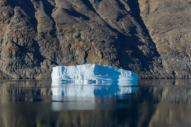 Paysage du Groenland avec de belles roches colorées et iceberg.