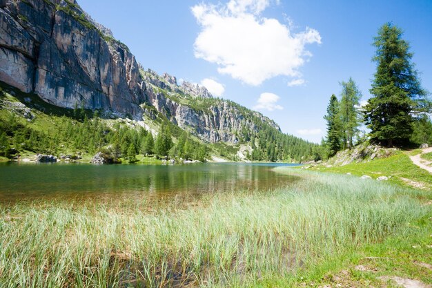 Paysage du lac alpin Federa panorama des dolomites italiennes