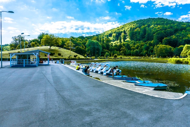 Paysage du lac Noua et de la végétation en été dans la ville de Brasov, Roumanie