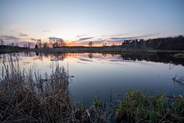 Paysage du lac le soir. Soirée calme après le coucher du soleil sur le lac avec de l'eau propre