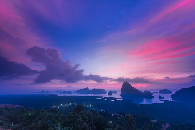 Paysage du lever du soleil à karsts de calcaire dans la baie de Phang-nga au lever du soleil. Lieu inconnu de