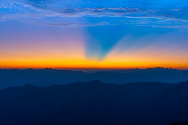 Paysage du lever du soleil sur la montagne à Doi Pha Phueng, NAN, Thaïlande