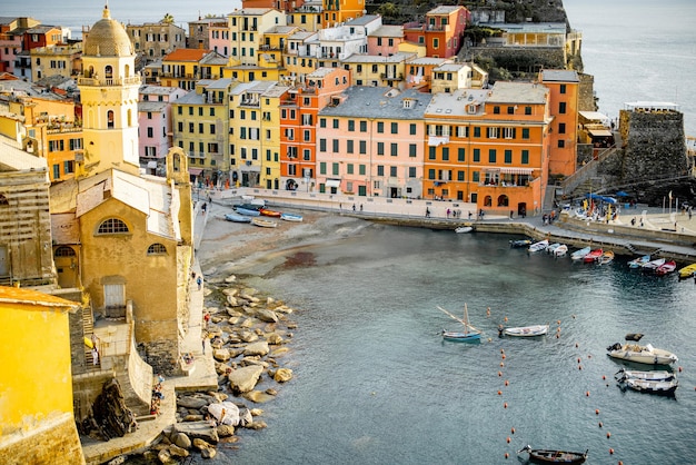 Paysage du littoral avec le village de vernazza en italie