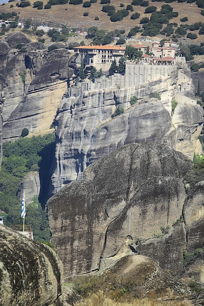 Paysage du monastère des météores en grèce, monastère orthodoxe dans les montagnes, christianisme, vue sur la foi