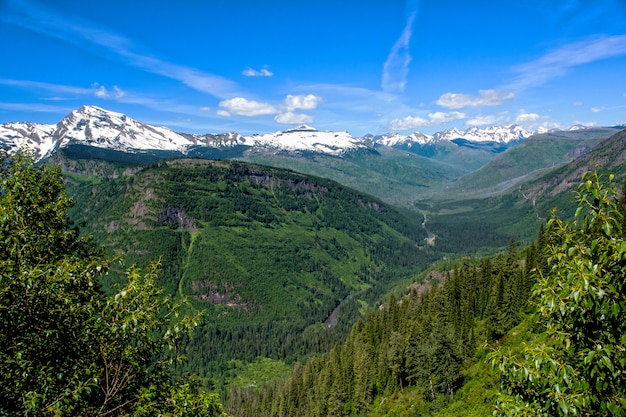 Paysage du parc national des Glaciers en été avec des formations de nuages intéressantes