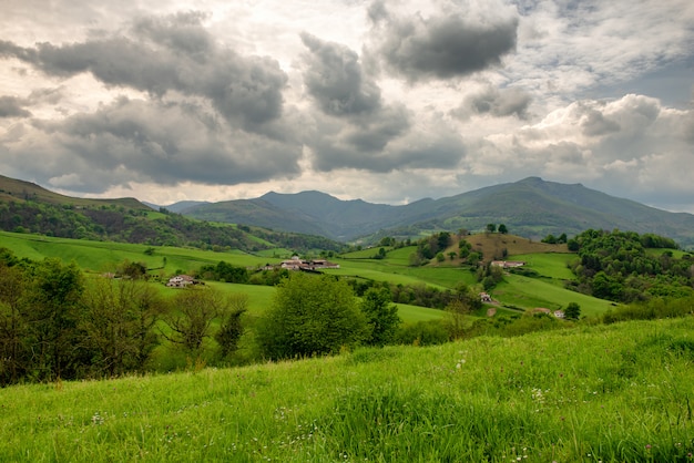 Paysage Du Pays Basque, Collines Verdoyantes. Campagne Française Dans Les Montagnes Des Pyrénées