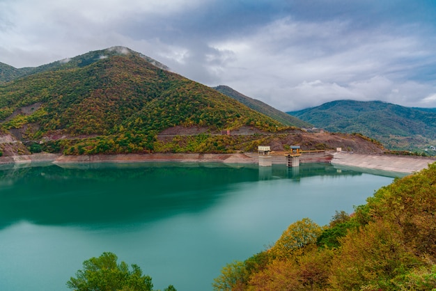 Paysage du réservoir Zhinvalskoe, Géorgie. Quarante kilomètres au nord de Tbilissi.