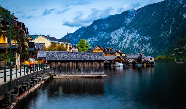 Paysage du soir du lac et des bâtiments en bois sur le fond à hallstat