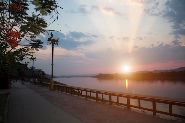 Paysage du soir du Mékong dans le district de Chiang Khan